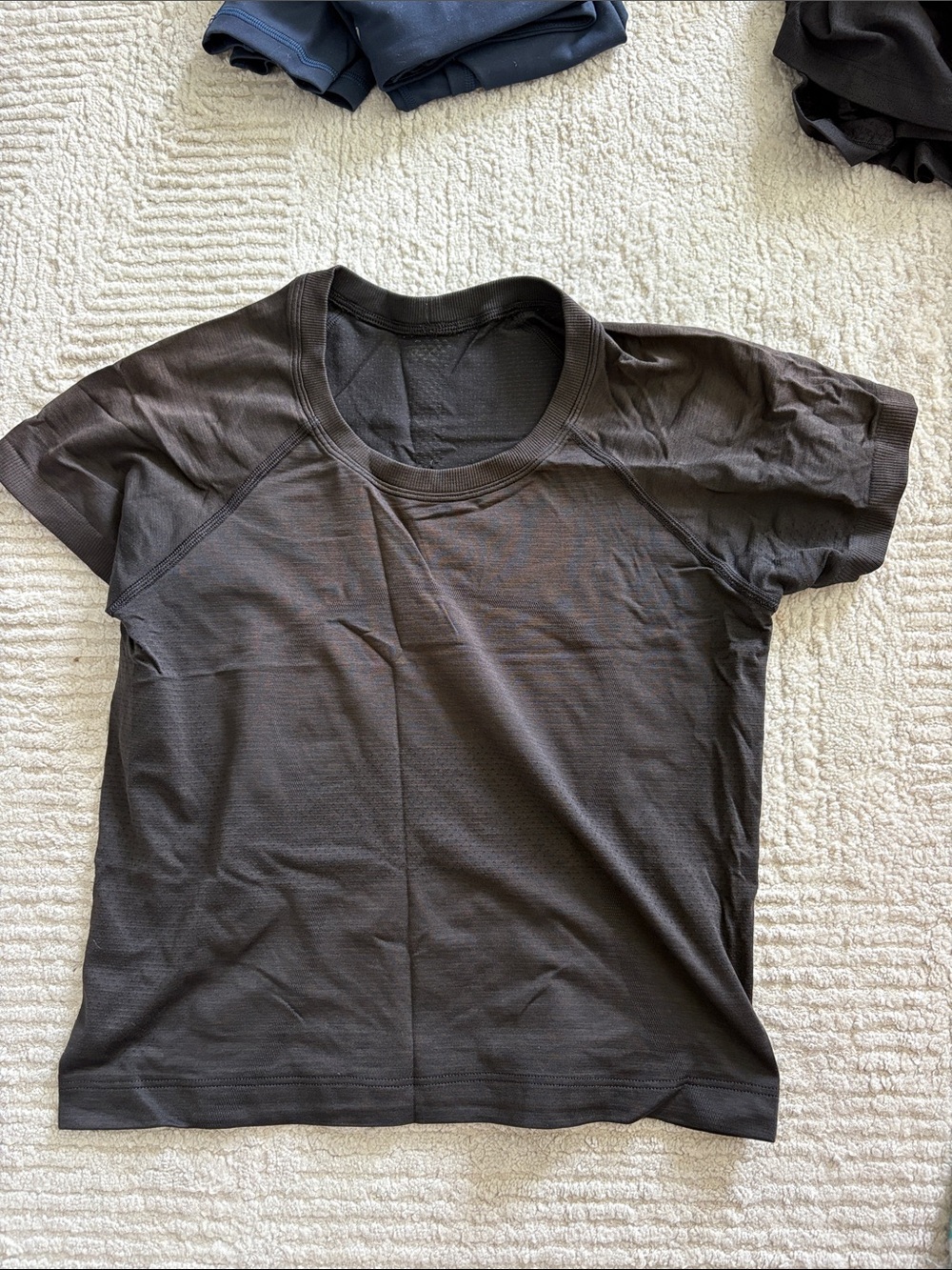 Women’s Lululemon Swiftly Tech ShortSleeve 2.0
Waist Length
Size 6-black w gold